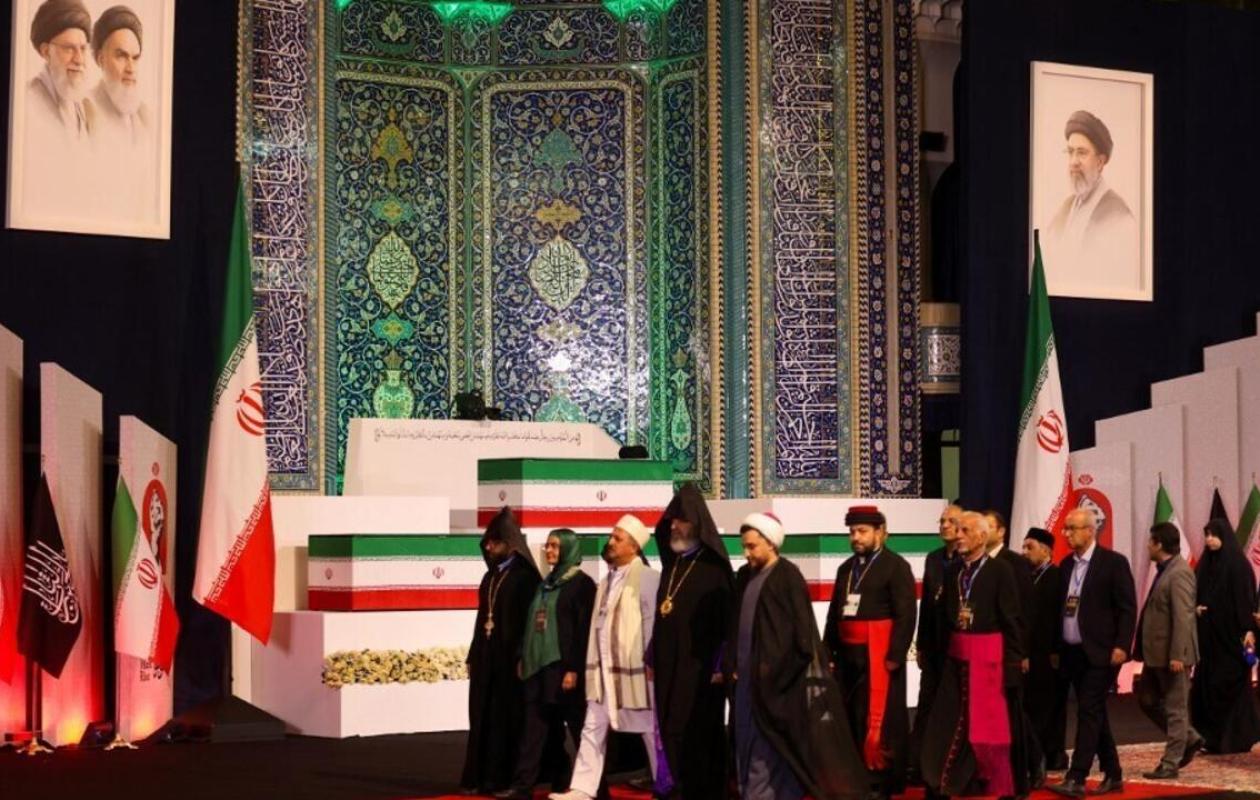 La dépouille du guide suprême Khamenei est arrivée sur le lieu de ses funérailles à Téhéran