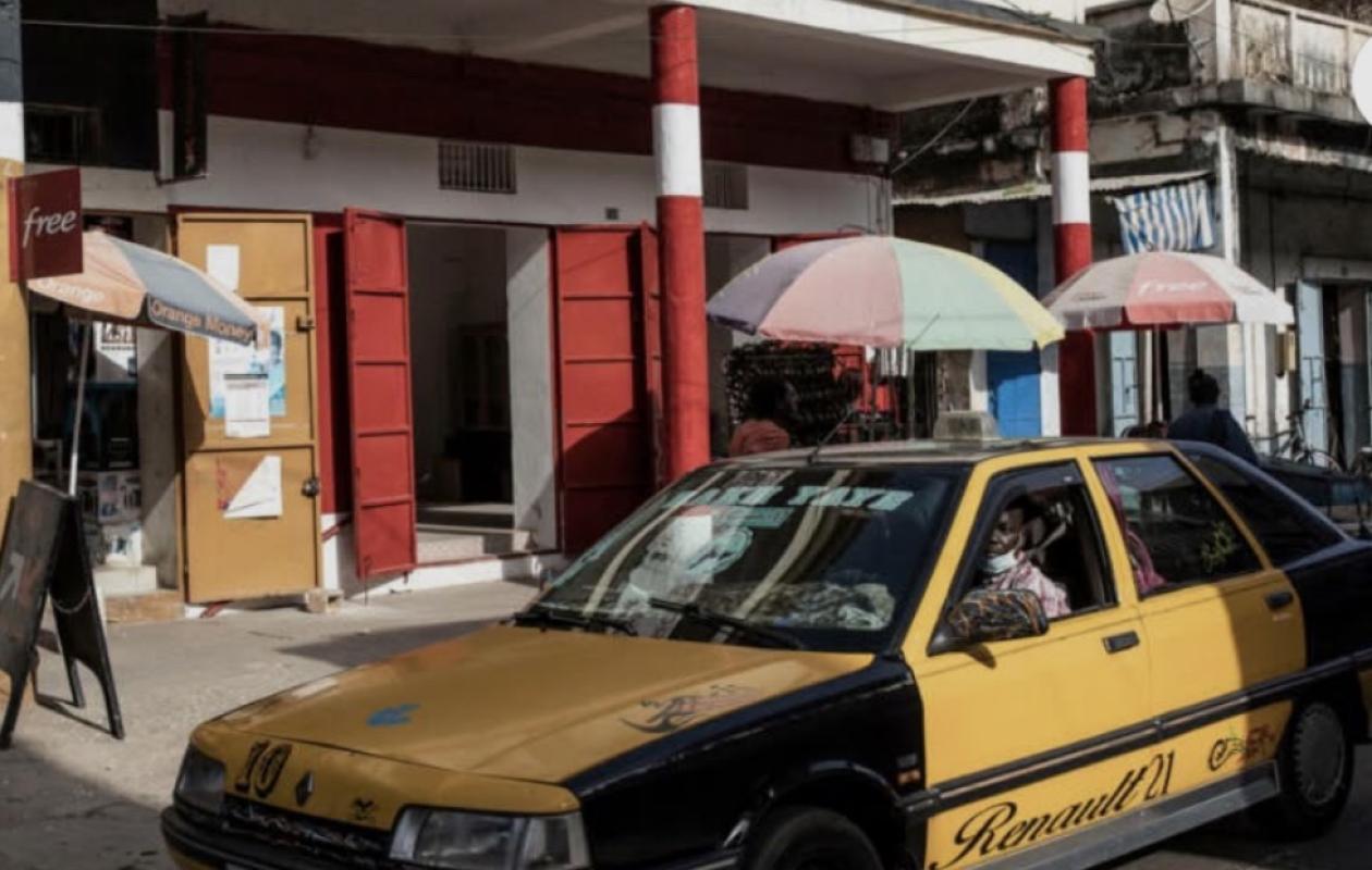 Guédiawaye : un chauffeur de taxi tombe avec deux faux billets de 10.000f après une tentative d’achat de brochettes