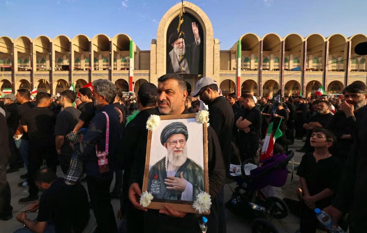 A Téhéran, des fidèles appellent à la "vengeance" devant le cercueil de Khamenei