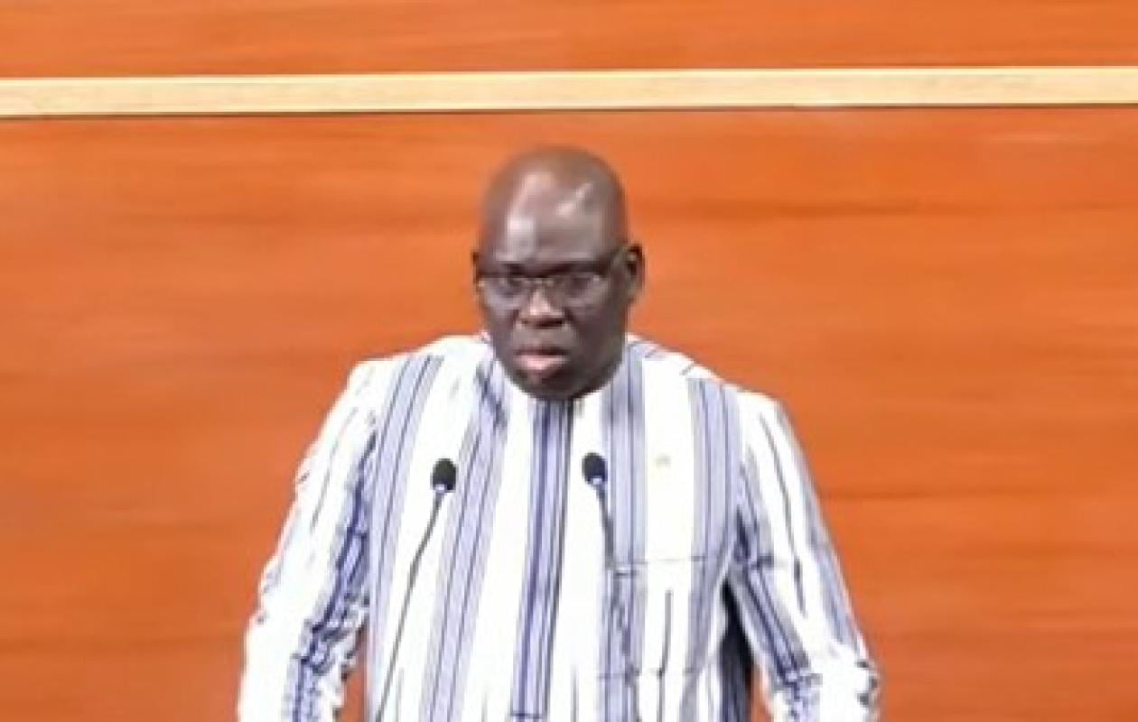 "Nous ne sommes pas vos ennemis..." : Mbaye Dione répond à Ousmane Sonko et interpelle Diomaye Faye