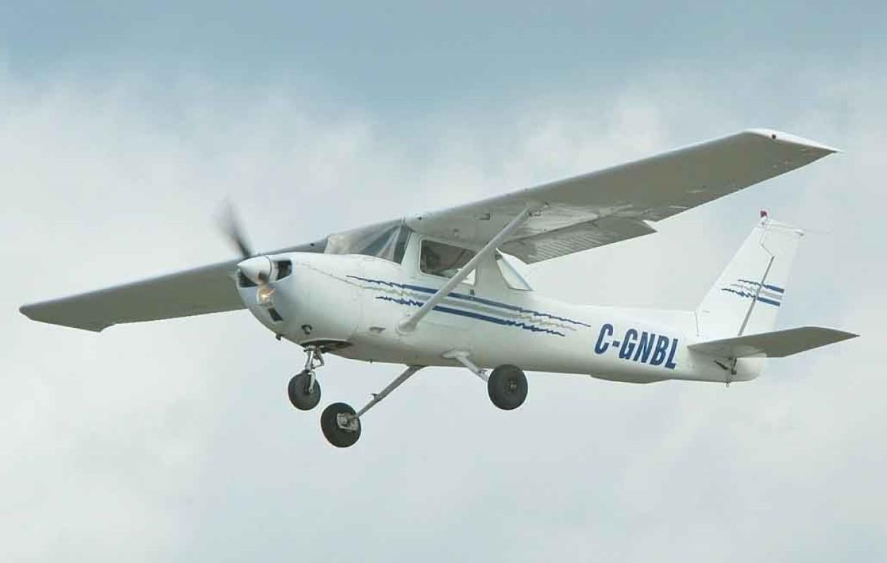 Suicide en plein vol : Son instructeur se jette dans le vide, une élève pilote réussit un atterrissage héroïque