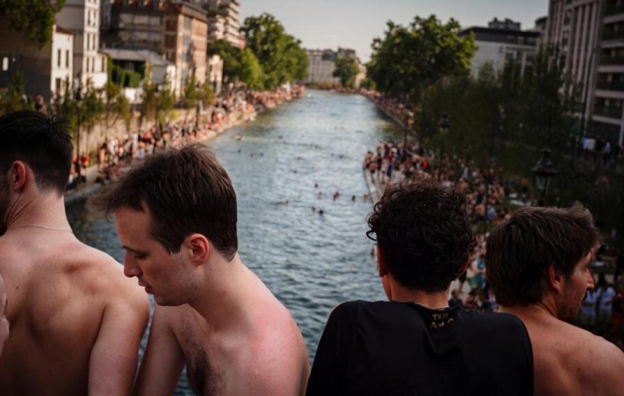 Canicule: la France suffoque, Paris et une vingtaine de départements voient rouge