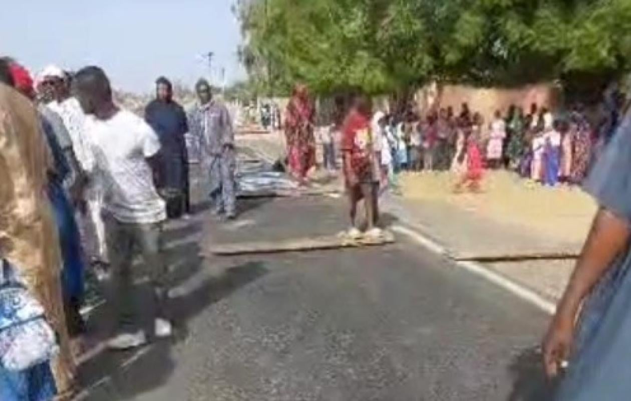 Keur Ibra (Louga) :la population barre la route après un accident mortel