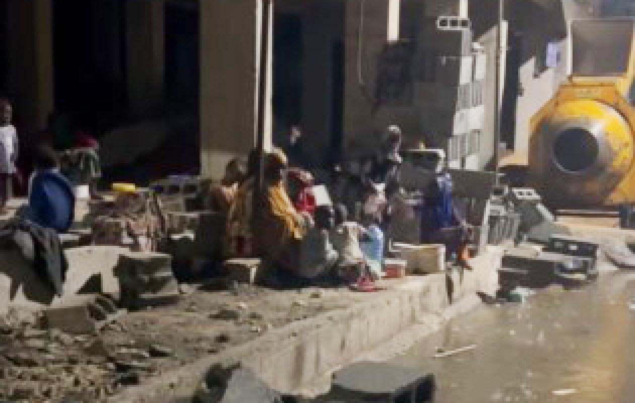 Sous la pluie, sans abri : Le drame silencieux des mendiants étrangers de Colobane