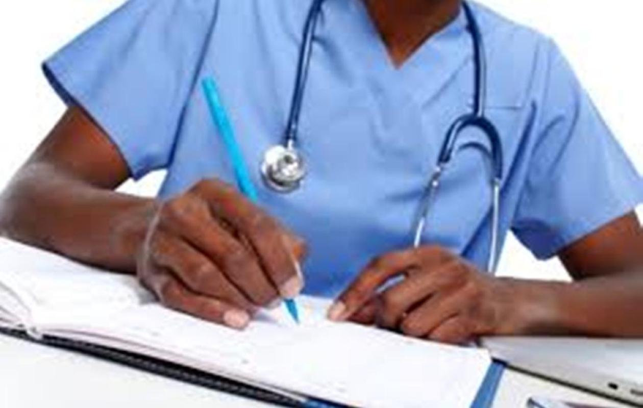 Sénégal : un obstacle financier empêche une aide-infirmière d'obtenir son diplôme