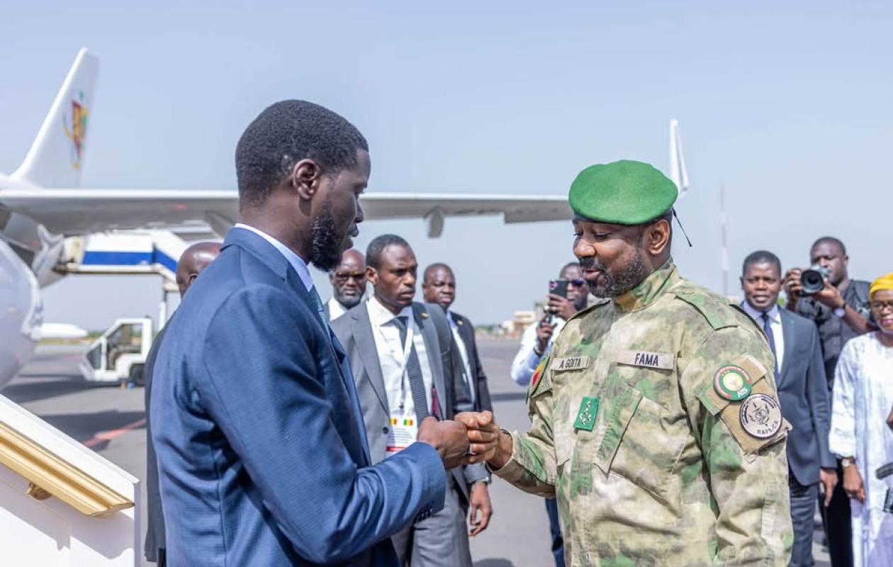 Diomaye Faye à Bamako : 24 heures pour discuter des sujets d’intérêt commun avec le président Assimi Goïta