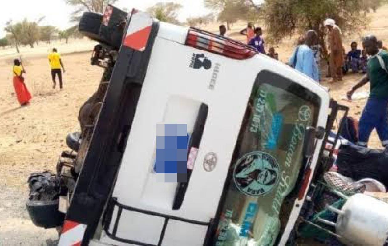Axe Aéré Lao-Pété : Un mini-car se renverse après une manœuvre d’évitement, un blessé léger
