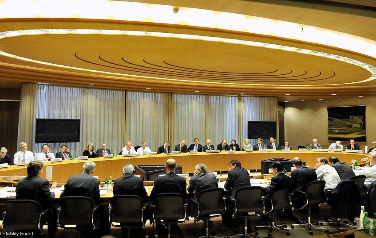 Ni lois ni amendes, mais un pouvoir immense : Les secrets de l&rsquo;influence du Financial Stability Board