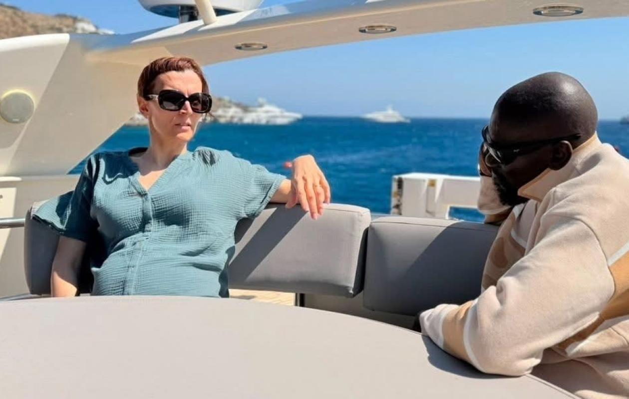 Vacances en Grèce : Le Président Doumbouya se signale à bord d’un bateau et envoie un message aux Guinéens