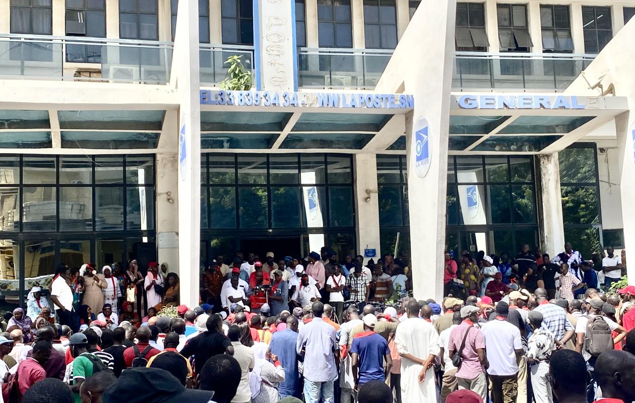 La Poste : les syndicats manifestent devant la Direction générale et réclament la transparence sur l'assurance des travailleurs