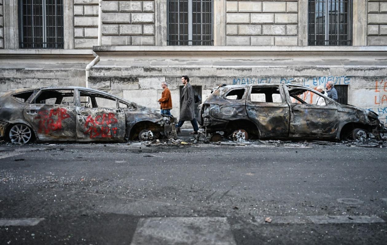« Comme si on avait eu la guerre » : Paris se réveille sonné après une nuit de violences