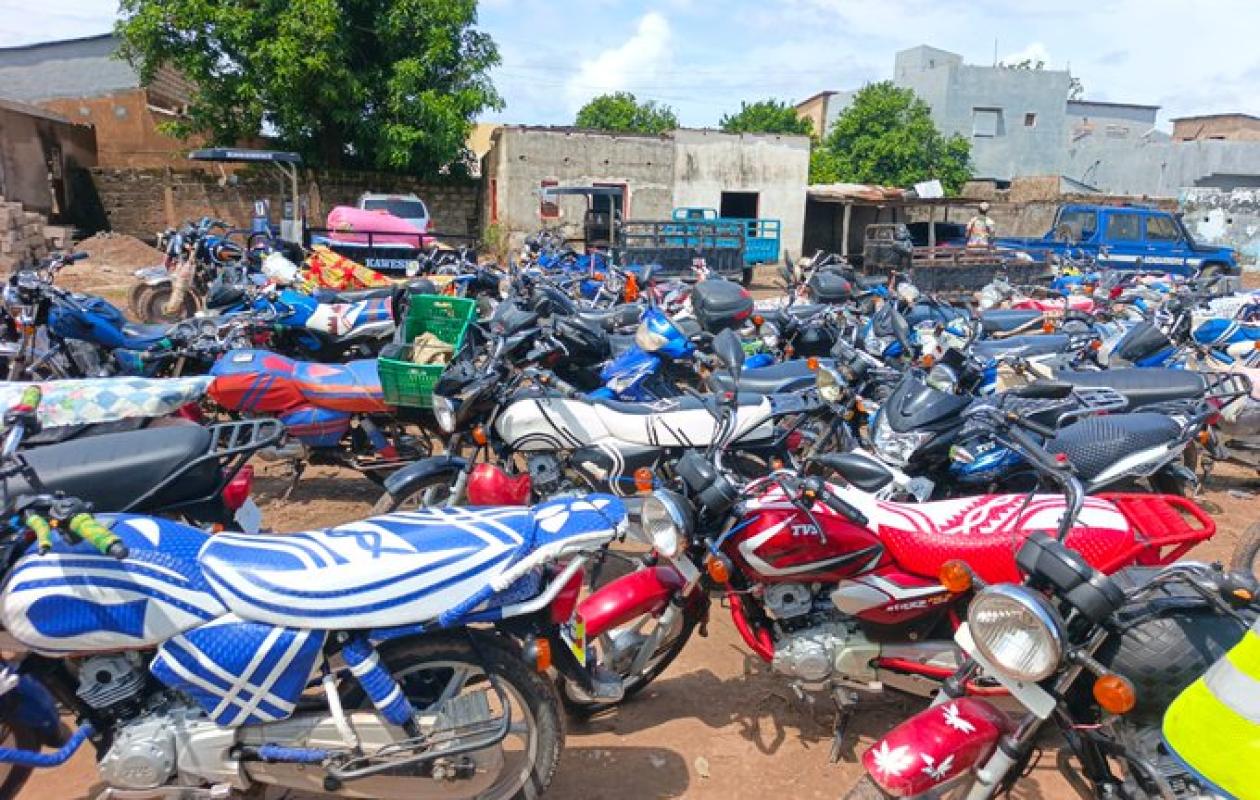 Diaobé-Kabendou : 105 motos immobilisées et trois bars clandestins démantelés par la gendarmerie
