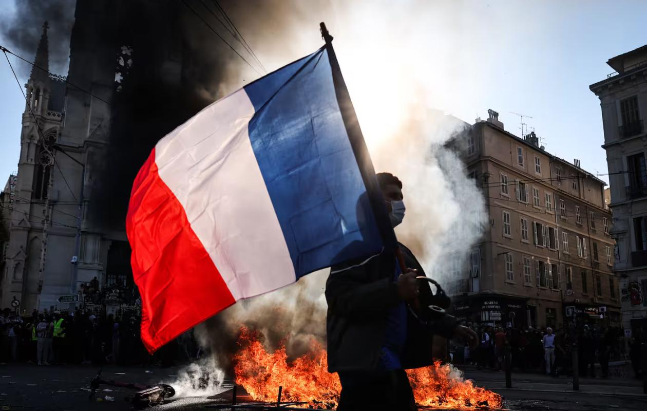 France : couvre-feux ciblés et aides après les violences en marge des manifestations