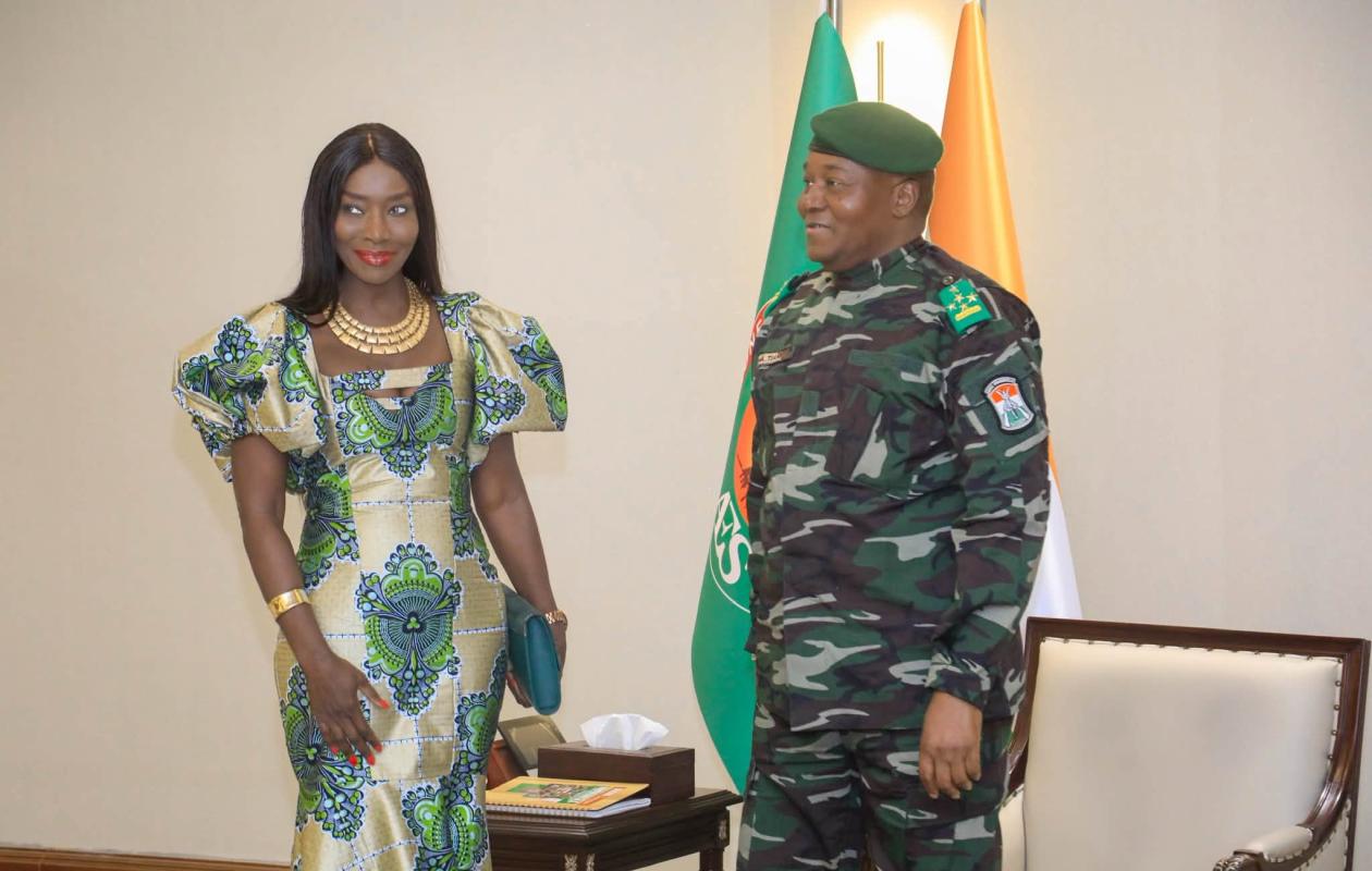 Niger : Le général Tiani reçoit la célèbre chanteuse sénégalaise Coumba Gawlo Seck